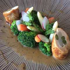 Una foto de Pechuga de pollo rellena con espárragos, verduras gaceadas y salsa de vino con pasas