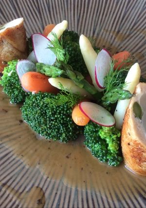 Una foto de Pechuga de pollo rellena con espárragos, verduras gaceadas y salsa de vino con pasas