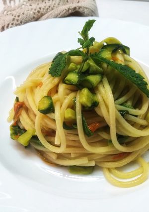 Foto di Spaghetti con zucchine novelle e fiori 😋