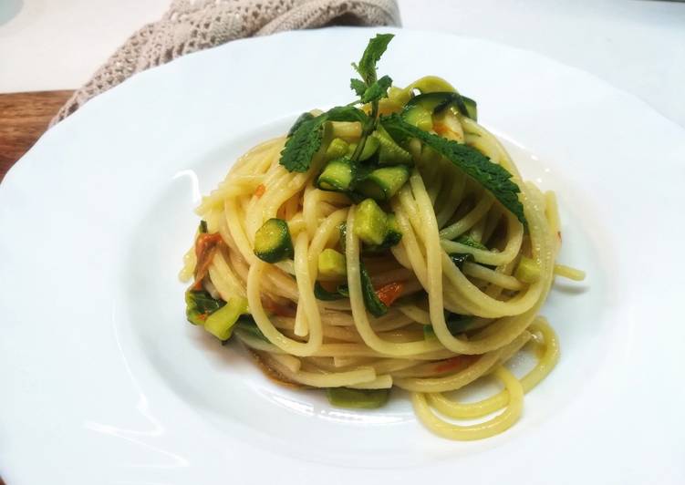 Spaghetti con zucchine novelle e fiori 😋