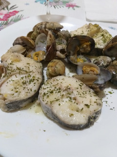 Una foto de Merluza con almejas en salsa verde