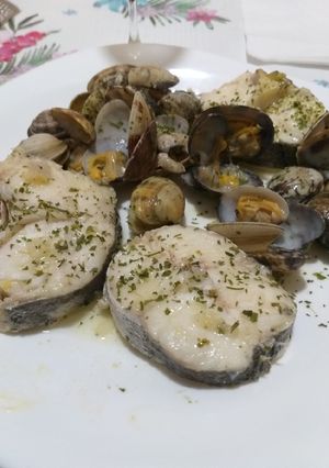 Una foto de Merluza con almejas en salsa verde
