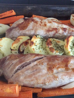 Una foto de Solomillo asado con verduras