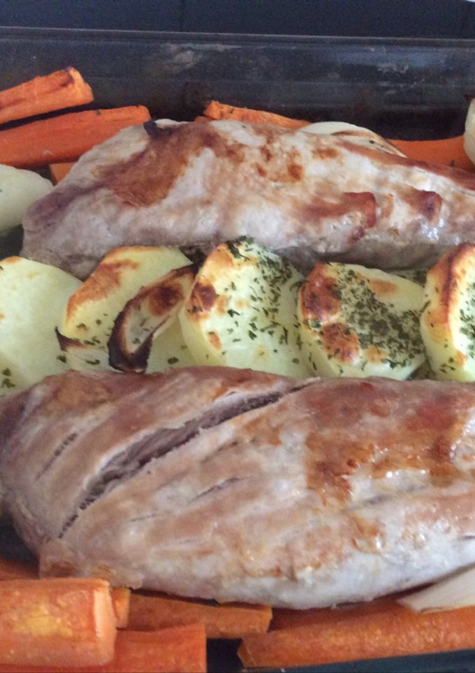 Una foto de Solomillo asado con verduras
