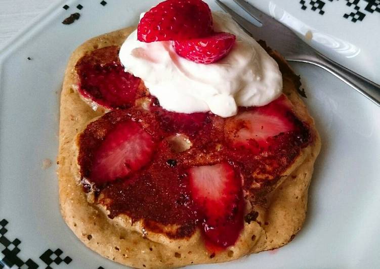 Panquecas de farinha integral e morangos