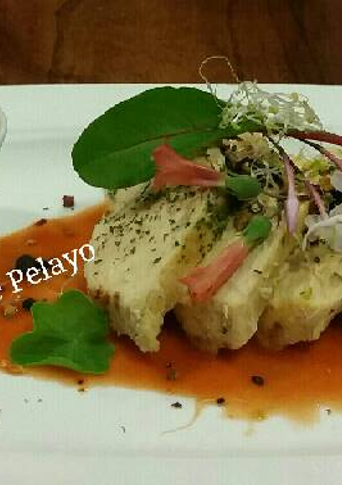 Una foto de Pechuga de pollo de corral con crema pimientos