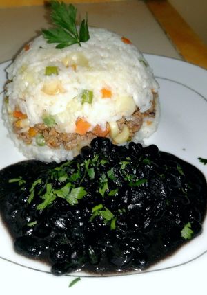 Una foto de Arroz 🍚 tapado 🇵🇪 con Caraotas 🇻🇪