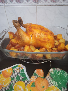 Una foto de Pollo al horno con papas rústicas