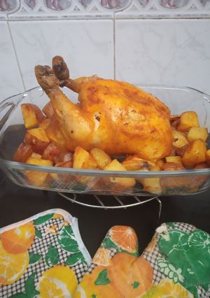 Una foto de Pollo al horno con papas rústicas