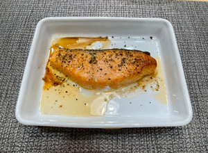 鹽烤鮭魚（水波爐料理） 的食譜成品照片