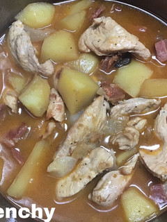 Una foto de Pechuga de pollo troceadas en guiso con ibéricos