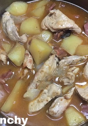 Foto principal de Pechuga de pollo troceadas en guiso con ibéricos