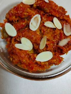 गाजर हलवा (gajar halwa recipe in marathi) रेसिपी चे मुख्य फोटो