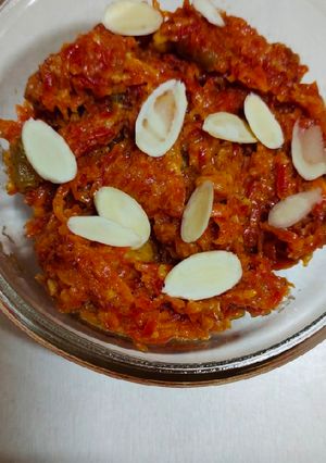 गाजर हलवा (gajar halwa recipe in marathi) रेसिपी चे मुख्य फोटो 