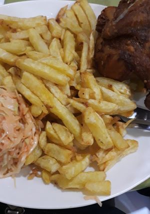 A picture of Deep fried chips and kuku.