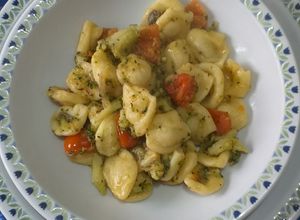 Foto di Orecchiette con broccoli, pomodorini e acciughe