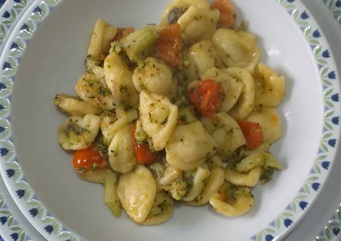 Ricetta Orecchiette Con Broccoli, Pomodorini E Acciughe Di Lucia Tolfo ...