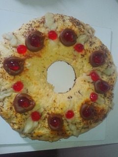 Una foto de Rosca de Pascua Rellena con Dulce de Leche