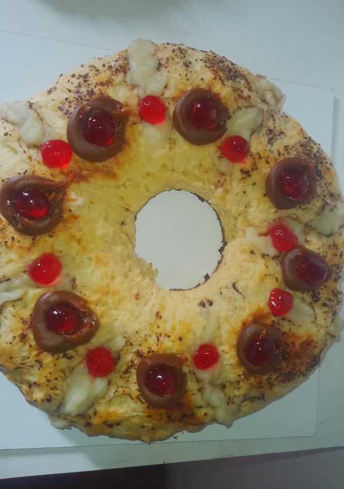 Una foto de Rosca de Pascua Rellena con Dulce de Leche