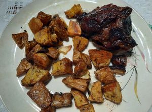 Una foto de Carne al horno (marucha) con papas