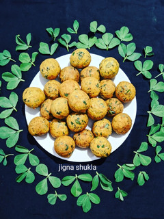 મેથી ની ભાજી ના મુઠીયા (Methi Bhaji Muthiya Recipe In Gujarati) રેસીપી મુખ્ય ફોટો