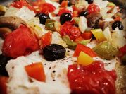 Una foto de pollo al horno con verduras
