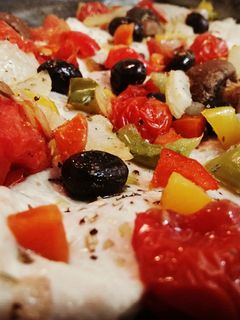 Una foto de Pechugas de pollo al horno con verduras y hierbas provenzales
