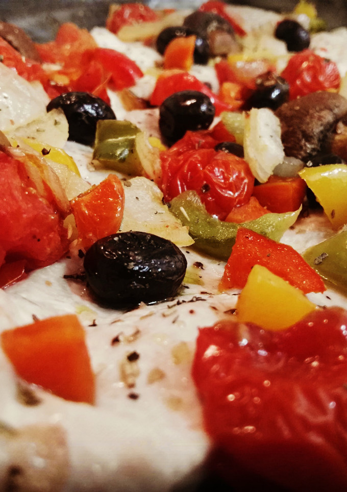 Una foto de Pechugas de pollo al horno con verduras y hierbas provenzales