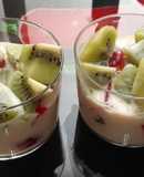 Vasitos de fresas y kiwi con leche evaporada