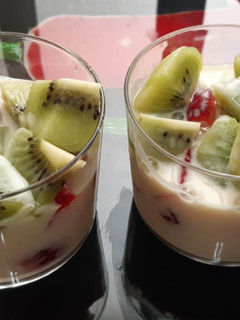 Una foto de Vasitos de fresas y kiwi con leche evaporada