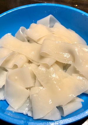 รูปของ ก๋วยเตี๋ยวเส้นสดใน Microwave - Homemade Rice Noodles (Hofun)