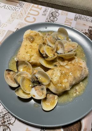 Una foto de Merluza en salsa verde con almejas