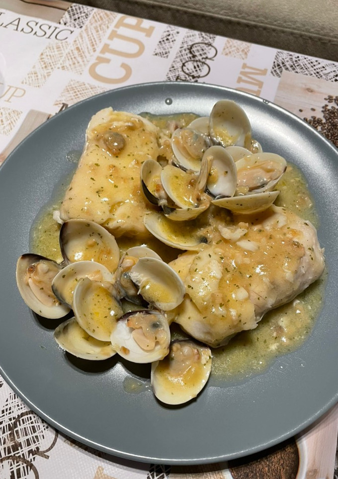 Una foto de Merluza en salsa verde con almejas