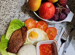 Hình của món Cơm sườn nướng ngũ vị.