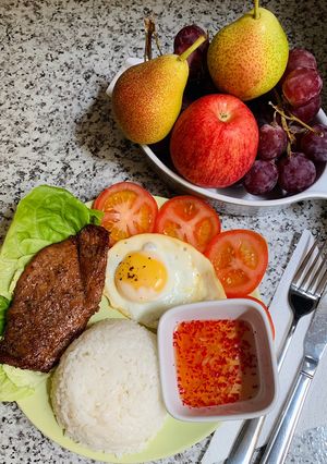 Hình của món Cơm sườn nướng ngũ vị.