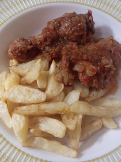 A picture of Chips n chicken sauce.