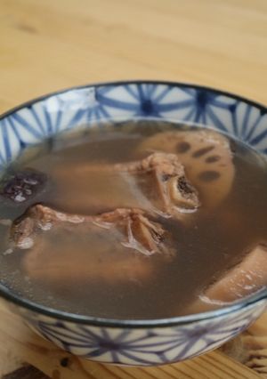 A picture of Lotus Root Soup with Peanuts.