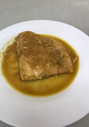Una foto de Salmón en salsa de naranja