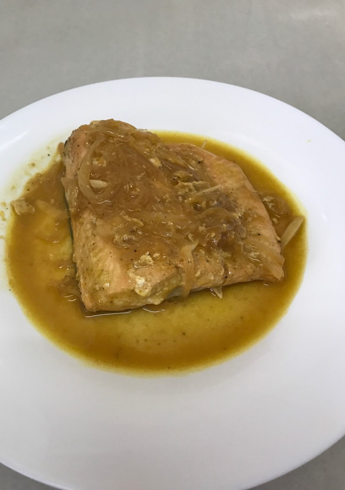 Una foto de Salmón en salsa de naranja