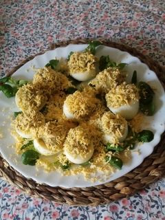 Una foto de Huevos rellenos con hummus de brócoli