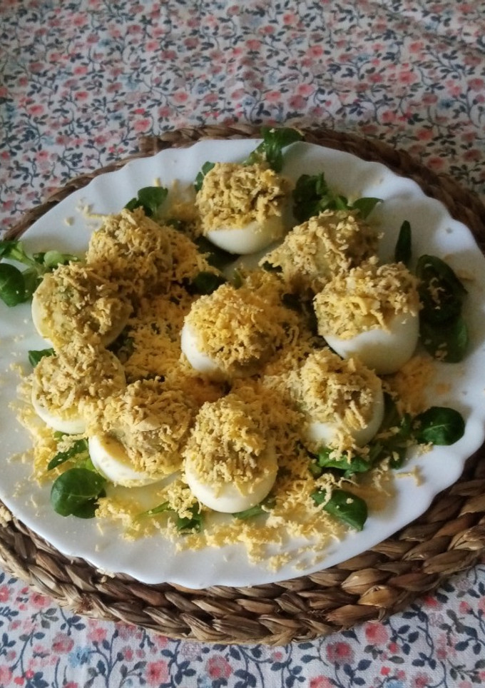 Una foto de Huevos rellenos con hummus de brócoli