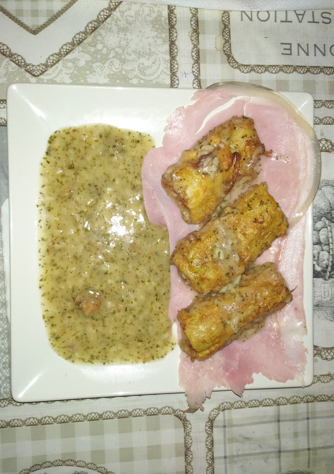 Una foto de Puerros con jamón en salsa verde