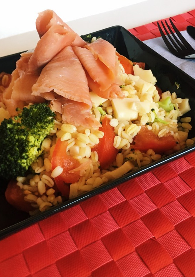 Una foto de Trigo tierno con brócoli y salmón ahumado