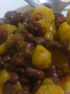 A picture of Mix potatoes and beans stew.