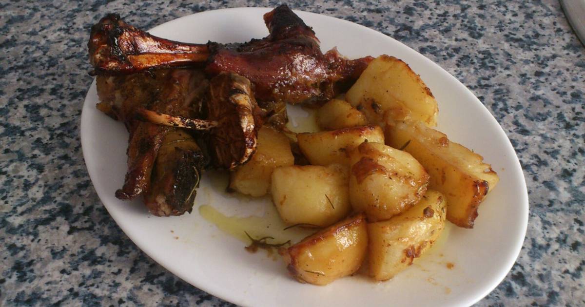 Paletilla de cordero en su jugo, al romero con patatas al horno Receta de  Esther Ariza Sánchez- Cookpad
