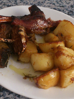 Una foto de Paletilla de cordero en su jugo, al romero con patatas al horno