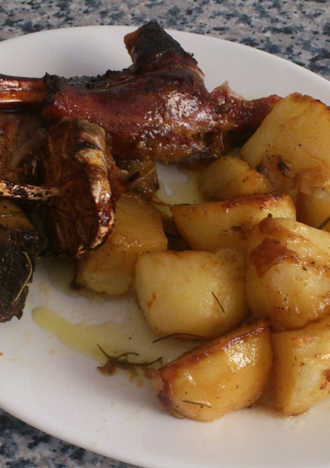 Una foto de Paletilla de cordero en su jugo, al romero con patatas al horno