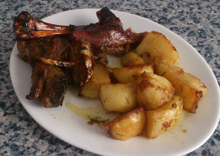 Paletilla de cordero en su jugo, al romero con patatas al horno