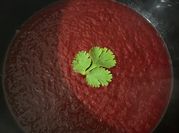Una foto de sopa de remolacha sin leche