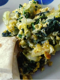 Una foto de Huevos revueltos con espinacas